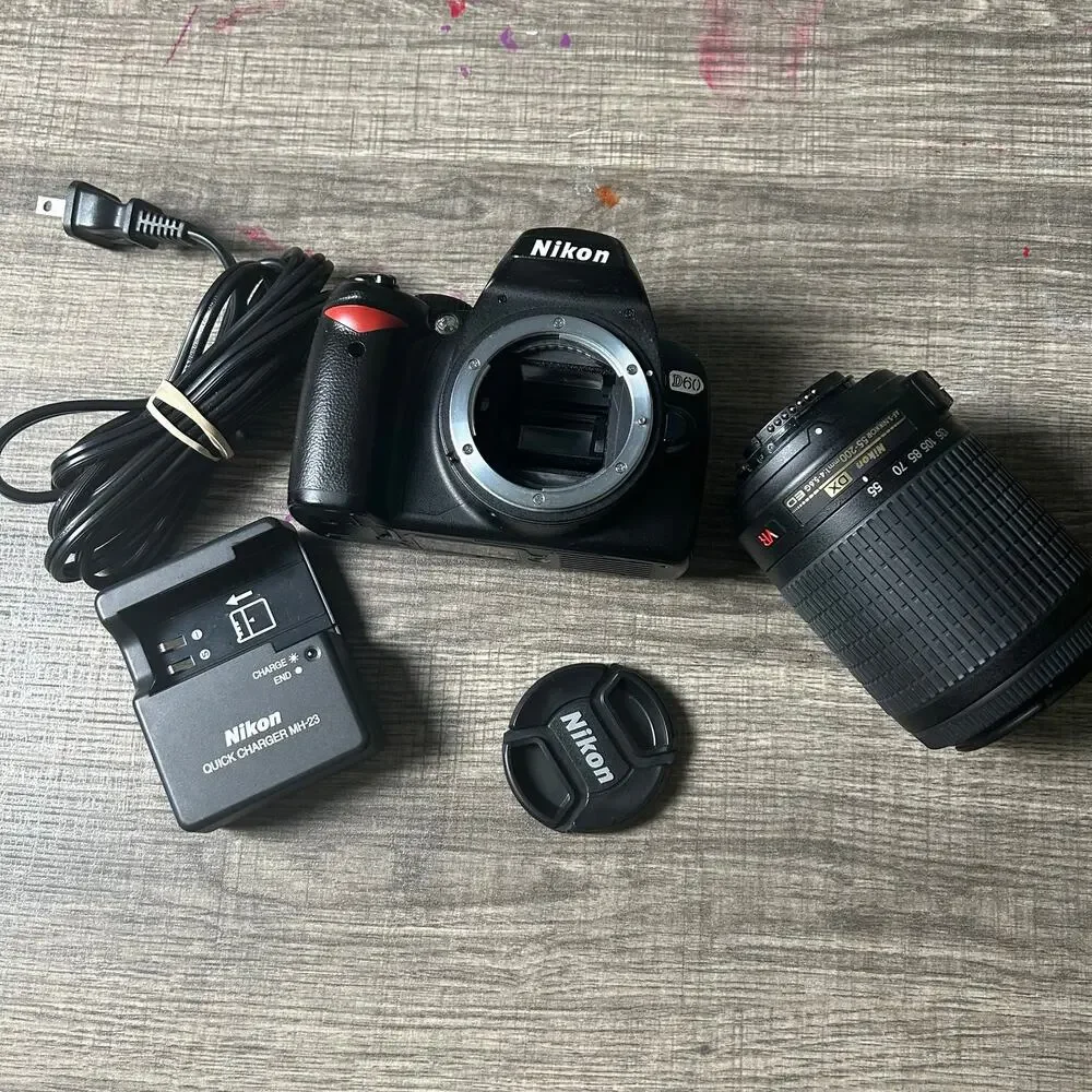 Nikon D60 DSLR Camera w/ AF-S DX 55-200mm VR Lens Charger and Battery Tested